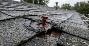 Moradora passa quase um ano colocando um balde no corredor sempre que chove até um pedreiro subir no telhado e descobrir que a água não vinha de telha quebrada, mas de um parafuso enferrujado usado na instalação de uma antena antiga