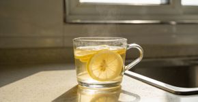 O truque de beber água morna com limão pra acordar o intestino