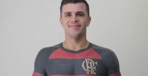 Torcedor do Flamengo tatua camisa do time em tamanho real