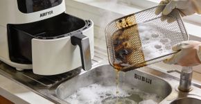 Como fazer a AirFryer soltar a crosta de gordura sem precisar esfregar