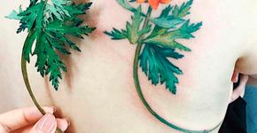 Artista ucraniana usa flores e folhas reais para fazer tatuagens