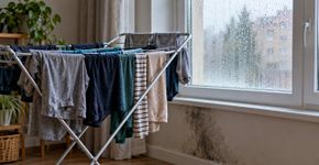 Fechar as janelas enquanto a roupa seca dentro de casa parece inofensivo, mas pode aumentar a umidade dos ambientes