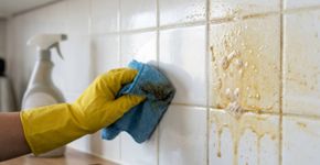 A gordura dos azulejos não sai melhor apenas com mais produto: temperatura, tempo de contato e tipo de superfície mudam o resultado