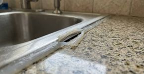 Silicone ao redor da pia se solta poucas semanas depois da aplicação, e passar o produto sobre superfície úmida ou engordurada reduz a aderência desde o primeiro dia