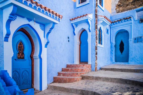 Chefchaouen, no norte do país, atrai a atenção dos turistas pelas cores de suas casas 
