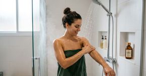 Passar um óleo de banho com o corpo ainda molhado ajuda a manter a pele macia sem precisar gastar tempo passando creme depois