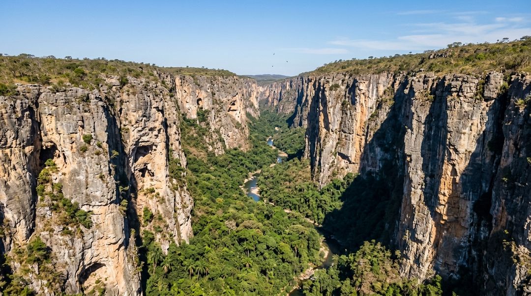 A Gruta do Janelão impressiona com suas galerias monumentais e luz natural.