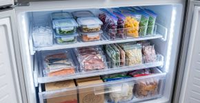 Deixar o freezer criar uma camada grossa de gelo pode aumentar o trabalho de resfriamento em modelos manuais