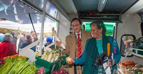 Ônibus é transformado em ‘sacolão itinerante’ para abastecer população periférica