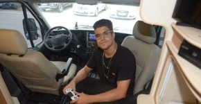 De motorhome, ator Caio Castro viaja com destino à Rússia