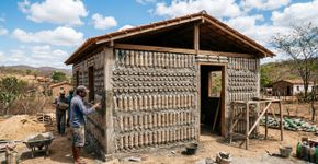 Coletaram 8.000 garrafas abandonadas de uma praia em Pernambuco e acabaram construindo uma casa real de sete quartos que hoje parece quase impossível
