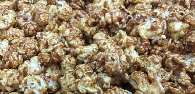 Pipoca doce com chocolate em pó; veja a receita