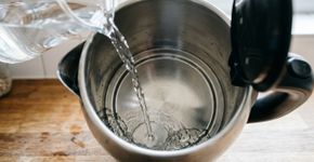 Colocar vinagre branco na chaleira elétrica ajuda a remover o calcário, mas há um detalhe no uso