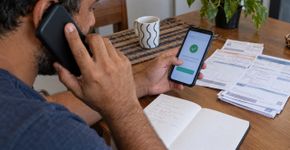 Cliente ligou para cancelar uma linha que já não usava, ouviu que o pedido só seria aceito depois de quitar as faturas vencidas e percebeu que continuar esperando faria a dívida crescer ainda mais