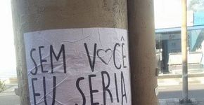 Projeto espalha lambe-lambes com poesia de artistas locais
