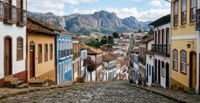 Ruas sinuosas, casarões dos séculos XVIII e XIX e montanhas rochosas: a cidade mineira que cresceu com a exploração de diamantes e teve seu centro histórico reconhecido como Patrimônio Mundial