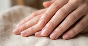 A unha lasca, a cutícula resseca e a mão vive na água: hidratar unhas e cutículas depois de lavar as mãos ajuda a diminuir a fragilidade segundo especialistas