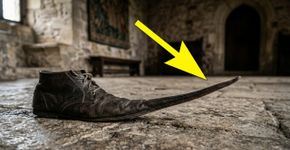 A estranha moda da Idade Média que transformou sapatos gigantes presos aos joelhos em símbolo de status