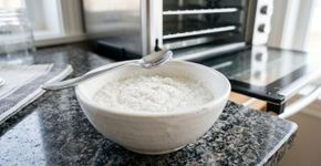 Para gordura grudada no forno, uma orientação australiana dispensa começar pela química mais agressiva: uma pasta de bicarbonato de sódio e água pode funcionar como desengordurante quando aplicada nas paredes internas do aparelho