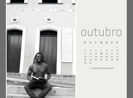 O calendário visa arrecadar dinheiro para a construção da biblioteca (Divulgação)