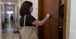 Vizinha bateu à porta por causa do barulho; a conversa terminou revelando um problema que ninguém no prédio conhecia