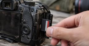 Fotógrafo comprou uma câmera usada pela internet, encontrou um cartão de memória esquecido dentro dela e percebeu nas primeiras imagens que devolver aquele material era muito mais importante do que devolver o aparelho
