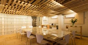 Sala comercial feita com pallets