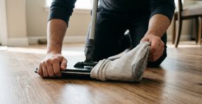 Antes de se desfazer das meias velhas, experimente estas 3 ideias britânicas para reaproveitá-las e facilitar a limpeza da casa