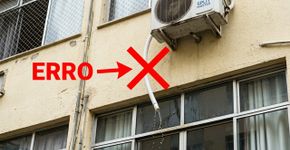 Vizinho instala ar-condicionado e posiciona o dreno diretamente sobre a janela do apartamento de baixo, causando infiltração e danos à pintura; uma mangueira mal colocada pode gerar obrigação de consertar o imóvel e indenizar o morador prejudicado