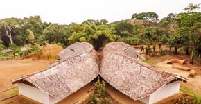 Arquitetos constroem escola em vilarejo com materiais encontrados na floresta