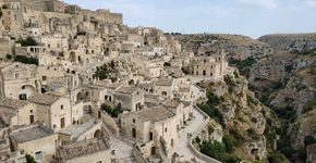 Mais de mil moradias e igrejas integradas às cavernas: a cidade italiana cujo conjunto de 1.016 hectares mostra como gerações transformaram a própria rocha em lugar para viver