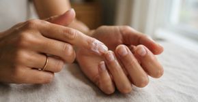 Unhas descamando depois de meses de esmaltação? Uma semana de “férias” pode ser mais útil que outra camada de fortalecedor