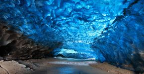 Caverna de gelo azul encanta turistas na Islândia