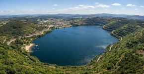 Em 2008, a Espanha começou a encher uma mina de carvão de 300 metros de profundidade com 547 bilhões de litros de água; quatro anos depois, tornou-se um dos maiores lagos artificiais do país