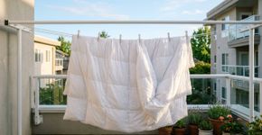 Como limpar edredons e travesseiros sem máquina de lavar: o método natural que especialistas recomendam