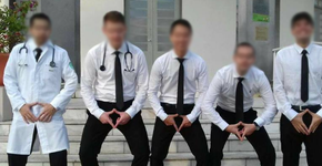 Em nova foto, alunos de medicina posam fazendo gestos obscenos