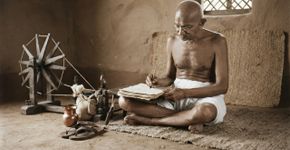 Mahatma Gandhi, sobre a felicidade: “A felicidade se alcança quando o que um pensa, diz e faz está em harmonia.”
