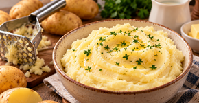 Chefs concordam que o purê não deve ir ao liquidificador, porque o excesso de movimento libera amido e deixa a textura pegajosa