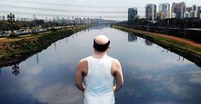 Eduardo Srur prepara sua próxima intervenção no rio Pinheiros, mas dessa vez você pode participar