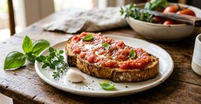 Rale o tomate em vez de cortá-lo e espalhe a polpa sobre pão tostado com azeite: o preparo espanhol deixa a casca para trás e transforma poucos ingredientes em um café da manhã rápido