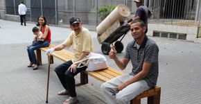 Conheça o arquiteto que instalou banco para pedestres no centro de SP