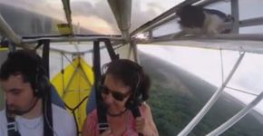 Gato pega carona durante voo de ultraleve na Guiana Francesa