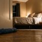 Da redação: Coloque uma toalha úmida embaixo da porta do quarto à noite: para que serve e por que é recomendado