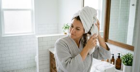 Esfregar o cabelo com a toalha depois do banho cobra um preço: enrolar o tecido para absorver água reduz atrito e quebra dos fios
