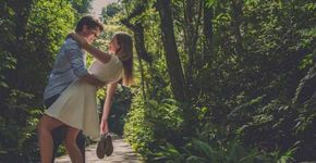 Noivos pedem ração para doar em vez de presentes de casamento