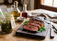 Featured side: Os argentinos concordam: “Para deixar o chimichurri mais aromático e com um sabor equilibrado, o segredo é deixar os temperos descansarem antes de usar.”