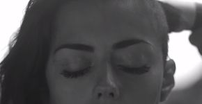 Vídeo: amigos cortam cabelo de mulher que luta contra o câncer
