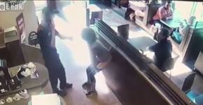 Mulher é impedida de usar banheiro de fast-food e defeca no chão