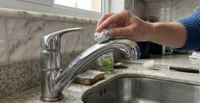 Como remover manchas de calcário e água dura com papel alumínio