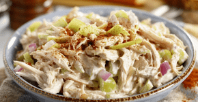 Salada cremosa de frango com iogurte: aprenda essa receita proteica e fácil para o jantar